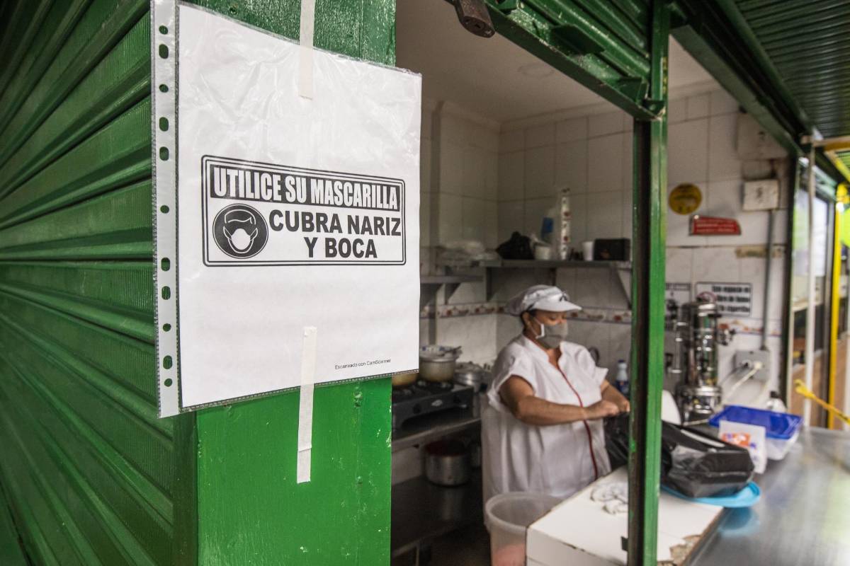 El cierre de la Plaza Minorista obligó a realizar transformaciones en el espacio y la forma de trabajar para ajustarse al protocolo de salud. Foto: Carlos Velásquez