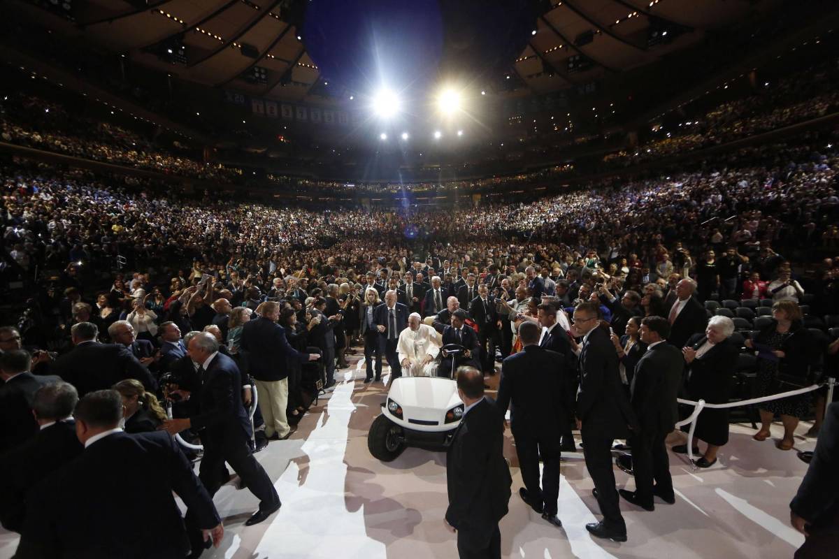 El Madison Square Garden estaba lleno para recibir al Papa Francisco. FOTO AFP
