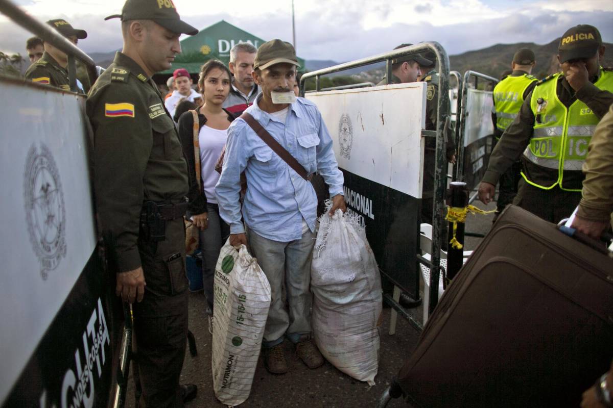 Por segundo fin de semana consecutivo, gobierno de Venezuela abrió la frontera a Colombia, cerrada desde hace casi un año. FOTO AP