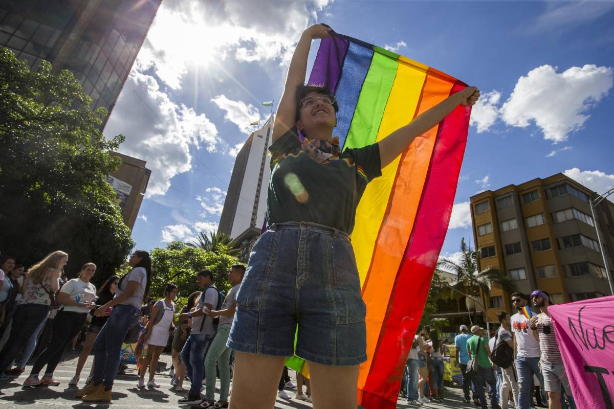 Bajo el sol de la tarde de Medellín, cientos de personas marcharon por las calles del Centro de la ciudad como parte de la reivindicación de los derechos LGTBI. FOTO JAIME PÉREZ