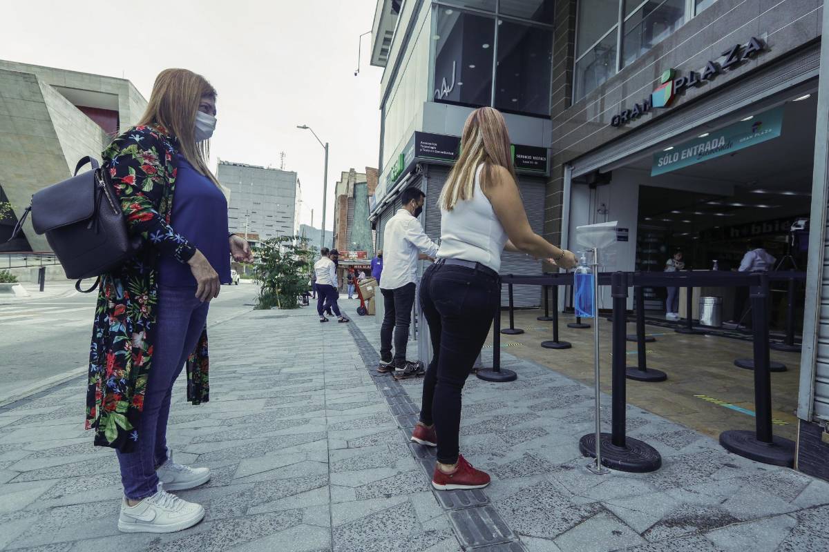 De manera cuidadosa y aplicando los controles de seguridad, en la cuidad de Medellín, aun en época de cuarentena por el covid-19, los centros comerciales Gran Plaza, Oviedo y el Mall de la Frontera, abrieron sus puertas para las personas que desean ir de compras en sus almacenes. Foto: Manuel Saldarriaga Quintero