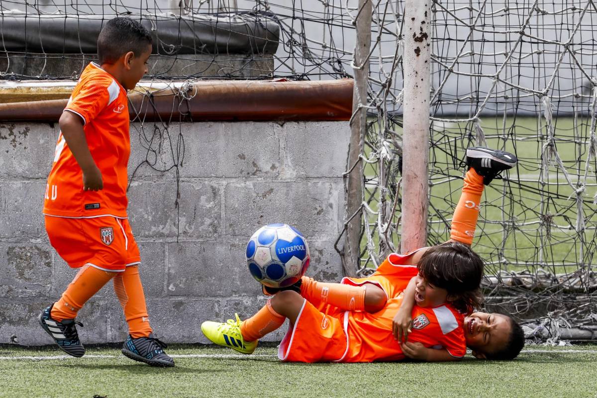 No son expertos en jugar fútbol pero disfrutan mucho con el balón. Foto: Jaime Pérez Munevar
