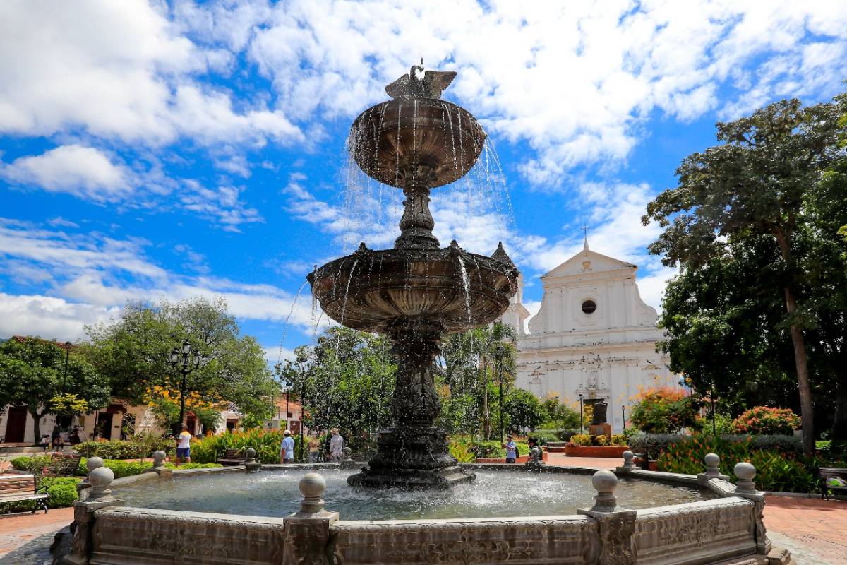 El parque principal de Santa Fe de Antioquia evidencia la soledad y el impacto comercial que deja la falta de turistas. Foto: Jaime Pérez