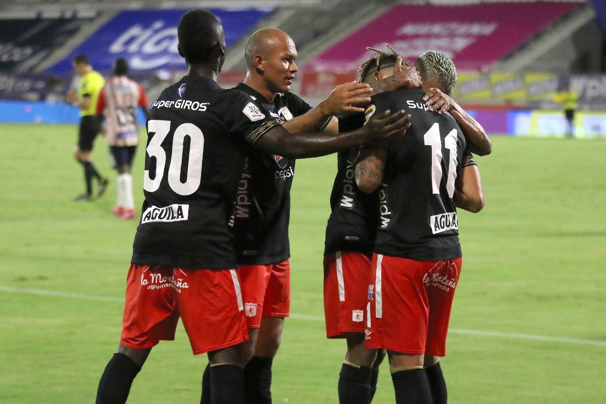 Después de 184 días sin competición, a ambos equipos se les vio, por diferentes pasajes del partido, faltos de agilidad. América de Cali dio un paso importante para consagrarse campeón de la Superliga, al vencer este martes, como visitante, 1-2 al Junior en el primer duelo de la final del certamen. Foto: Dimayor
