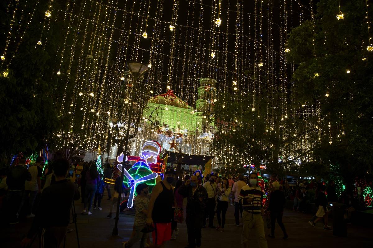 Envigado encendió hoy miércoles 18 de noviembre su alumbrado navideño, convirtiéndose en el primer municipio de Área Metropolitana en iluminar de colores sus calle y parques. Foto: Esteban Vanegas.