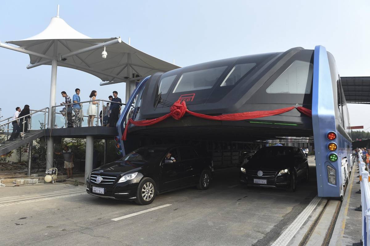 El amplio espacio que queda bajo el cuerpo del autobús permite que los carros avancen bajo la máquina. FOTOS Xinhua vía AP