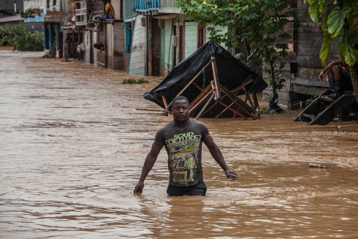 Las fuertes lluvias que se presentaron en la madrugada de este jueves tienen en emergencia a cuatro municipios de Chocó. Nuquí, Lloró (Foto), Bagadó y Cértegui han sufrido por la creciente de los ríos Andagueda y Atrato. Dos personas fallecidas, un centenar de desaparecidos y ocho viviendas destruidas son el saldo que entregan las autoridades. Foto: Murcy