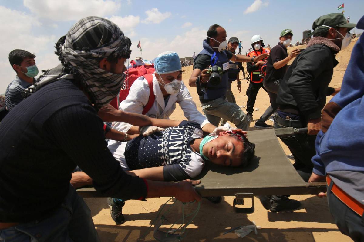 Luego del anuncio de Estados Unidos de abrir una embajada en Jerusalén, cientos de palestinos iniciaron protestas en la franja de Gaza, lo que llevó a una represión con armas letales del ejército israelí que ya deja más de 58 muertos y 2.700 heridos por las balas. Foto: AFP