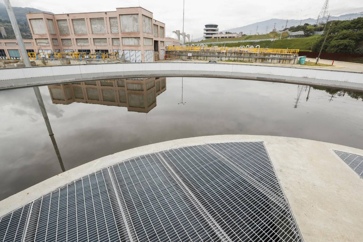 Aquí el agua pasa por el último proceso de tratamiento antes de ser llevada al río Medellín. Foto: Robinson Sáenz