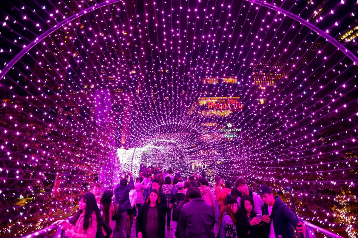 Una de las calles principales de Banquiao Taiopé, Taiwán, llena de luces. Foto. EFE
