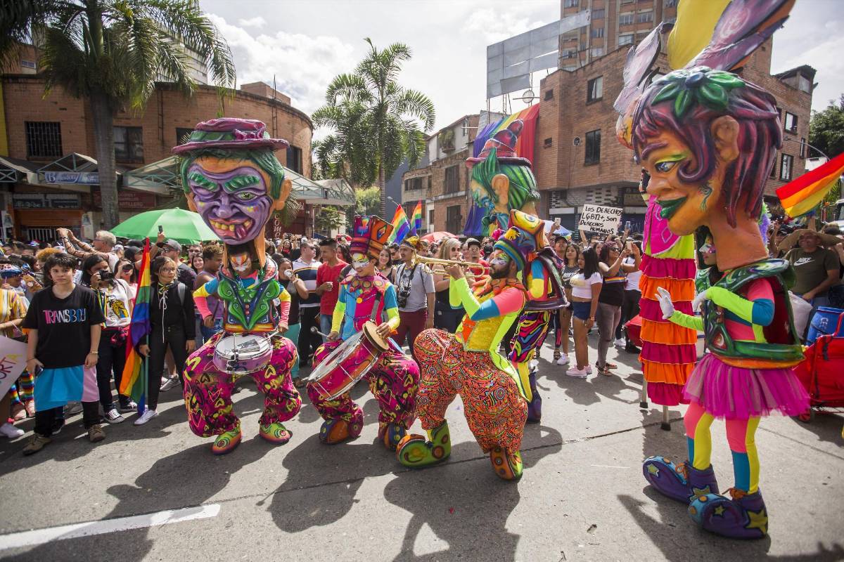 Música y comparsas en la marcha en Medellín. FOTO Carlos Alberto Velásquez