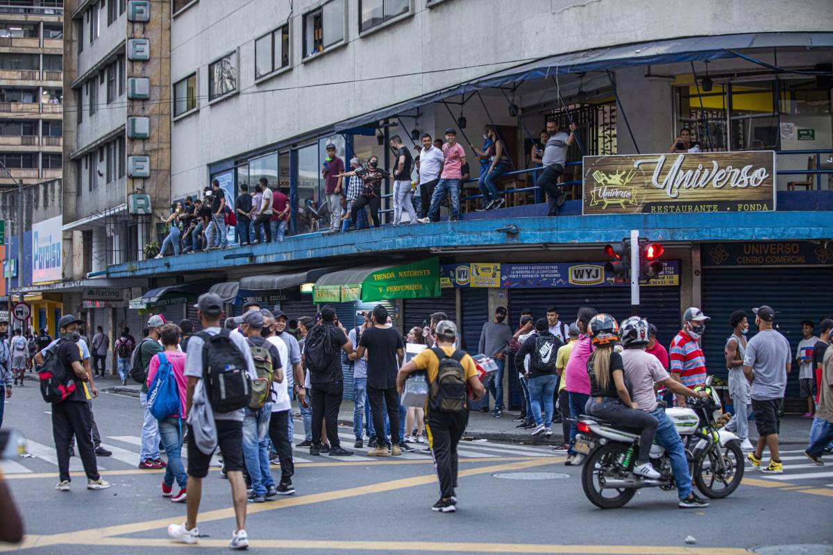 Los comerciantes tuvieron que cerrar sus negocios para protegerlos durante los enfrentamientos. Foto: Carlos Velásquez