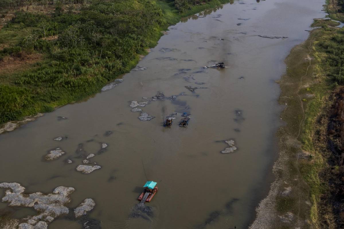 45 mil personas trabajan en estas explotaciones antioqueñas ubicadas en Caucasia, El Bagre, Tarazá y Cáceres, donde además hay 86 quemadores de oro y mercurio. Cinco empresas tienen título minero, pero el 80 % de las minas no están en procesos de formalización. Foto: Donaldo Zuluaga Velilla
