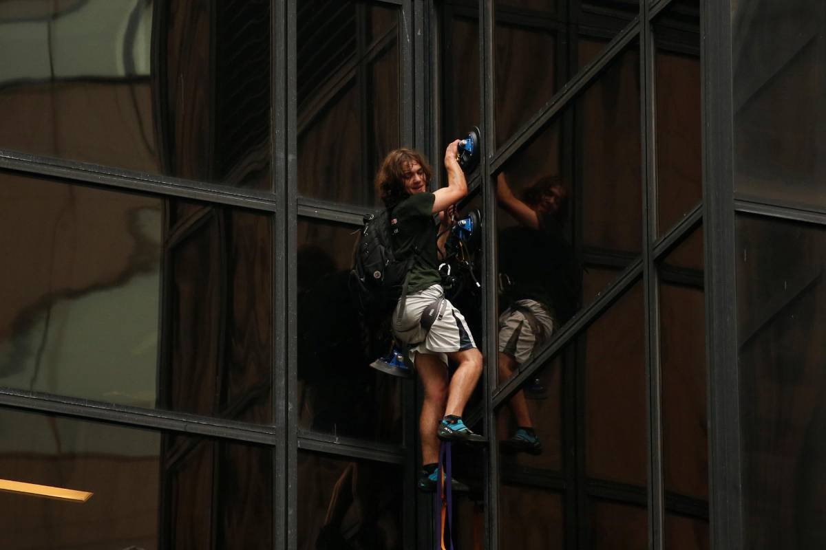 El joven se percata de la altura a la que se encuentra. FOTO Reuters