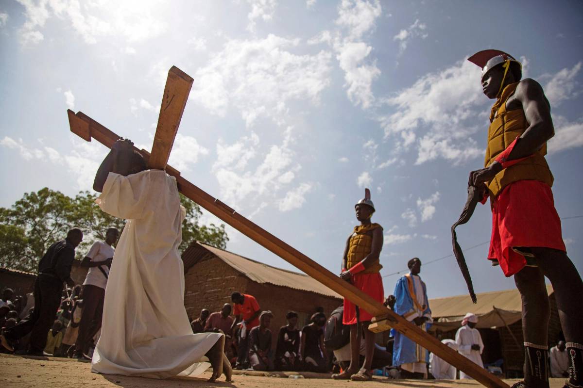 Un hombre personifica a Jesús en Sudán del Sur. FOTO AFP