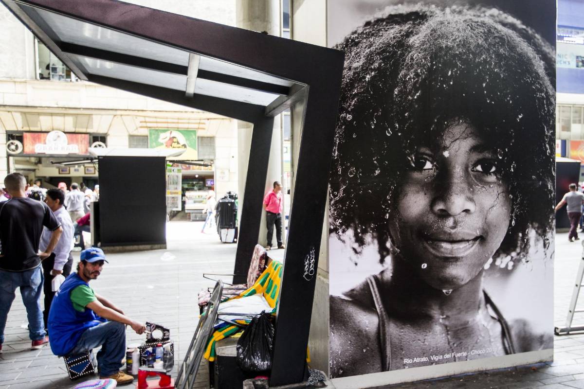 La obra Identidades está compuesta por 32 retratos en blanco y negro de gran formato, que están ubicados en los bajos de la estación Parque Berrío del Metro de Medellín. Foto: Julio César Herrera