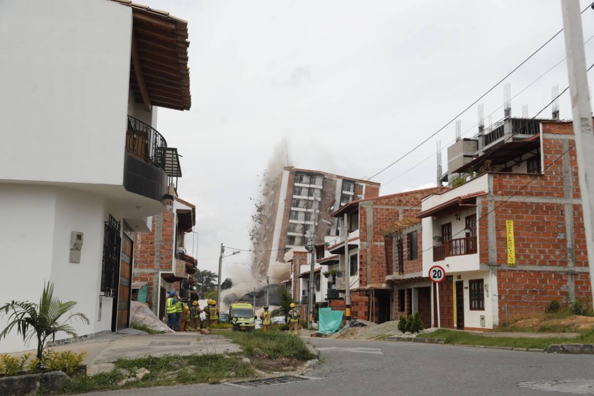 El edificio Altos del Lago cayó a las 10:10 a.m. en Rionegro. FOTO ESTEBAN VANEGAS