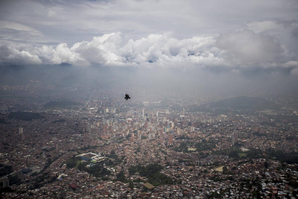 Desde los senderos y parques que recorren y rodean la parte alta de la comuna 8, en Medellín, se contempla la ciudad con sus contrastes urbanos. FOTO: SANTIAGO MESA
