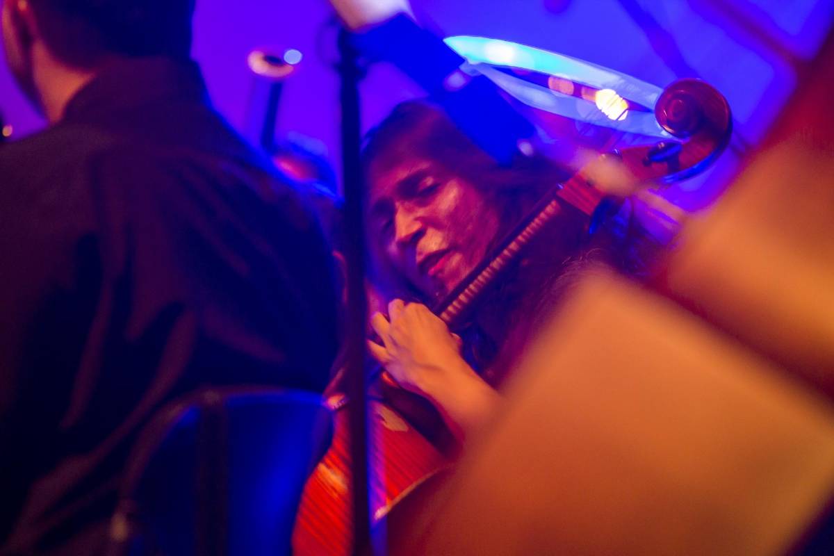 “Es importante hacer estos tributos a bandas de rock legendarias porque durante muchas generaciones nos han influenciado” afirma el director de este tributo, Juan David Osorio. FOTO: CARLOS VELÁSQUEZ