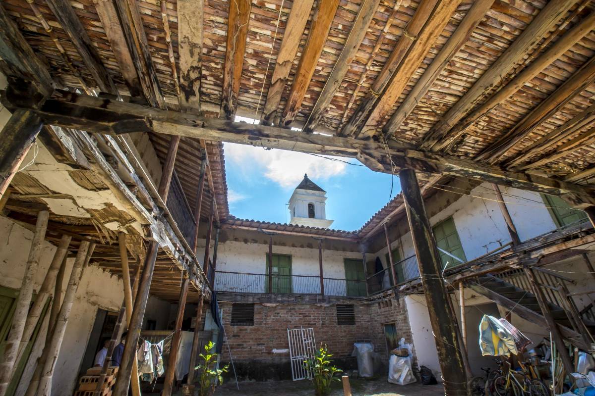 La casa, que es la más antigua de Santa Fe de Antioquia, la está consumiendo el tiempo y el olvido. Foto Juan Antonio Sánchez Ocampo