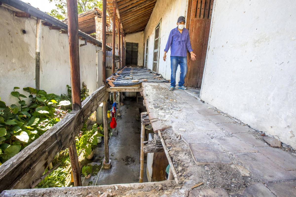 A los pisos le hacen falta partes y las vigas están debilitadas y a punto de caerse. Foto Juan Antonio Sánchez Ocampo