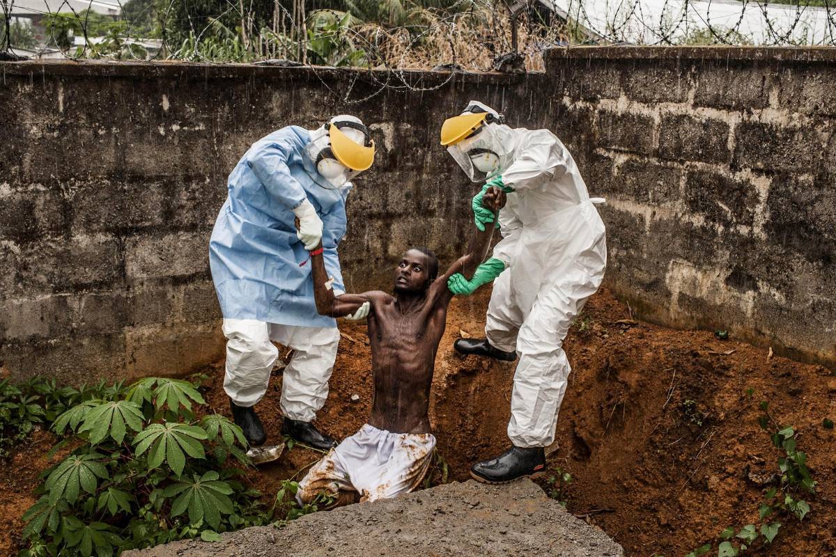 El estadounidense Peter Muller obtuvo el reconocimiento en la categoría ‘General News Stories’. En la foto se observa a personal sanitario en un centro de atención a enfermos de ébola en Sierra Leona, el pasado 23 de noviembre de 2014. FOTO AP