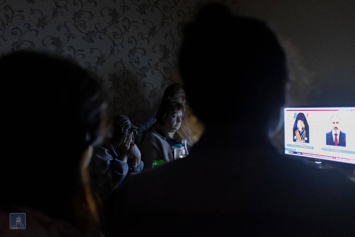 Los civiles recurren a los sótanos como refugios para protegerse de los violentos enfrentamientos que dejan indefensas a personas de todas las edades. Foto: AFP