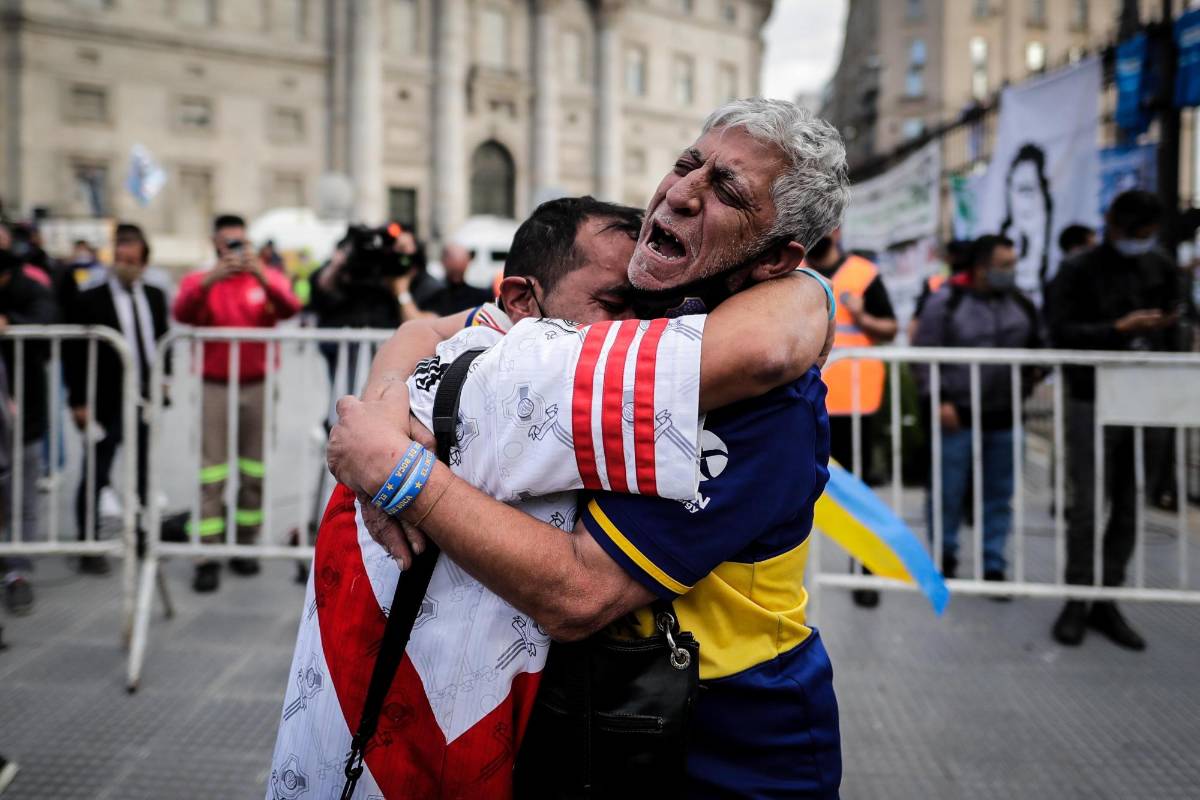Fanáticos en el mundo le rindieron tributo a la leyenda del fútbol argentino Diego Armando Maradona enterrado en las afueras de Buenos Aires. El cortejo fúnebre recorrió unos 40 km desde la Casa Rosada, sede del Ejecutivo, donde se realizó la velación. Foto: EFE