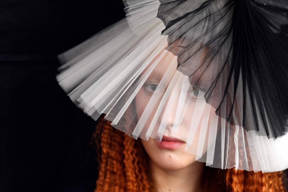 Una modelo posa tras bastidores antes del desfile de moda de la colección Jean-Paul Gaultier 2019 Primavera-Verano Haute Couture en París. Foto: AFP