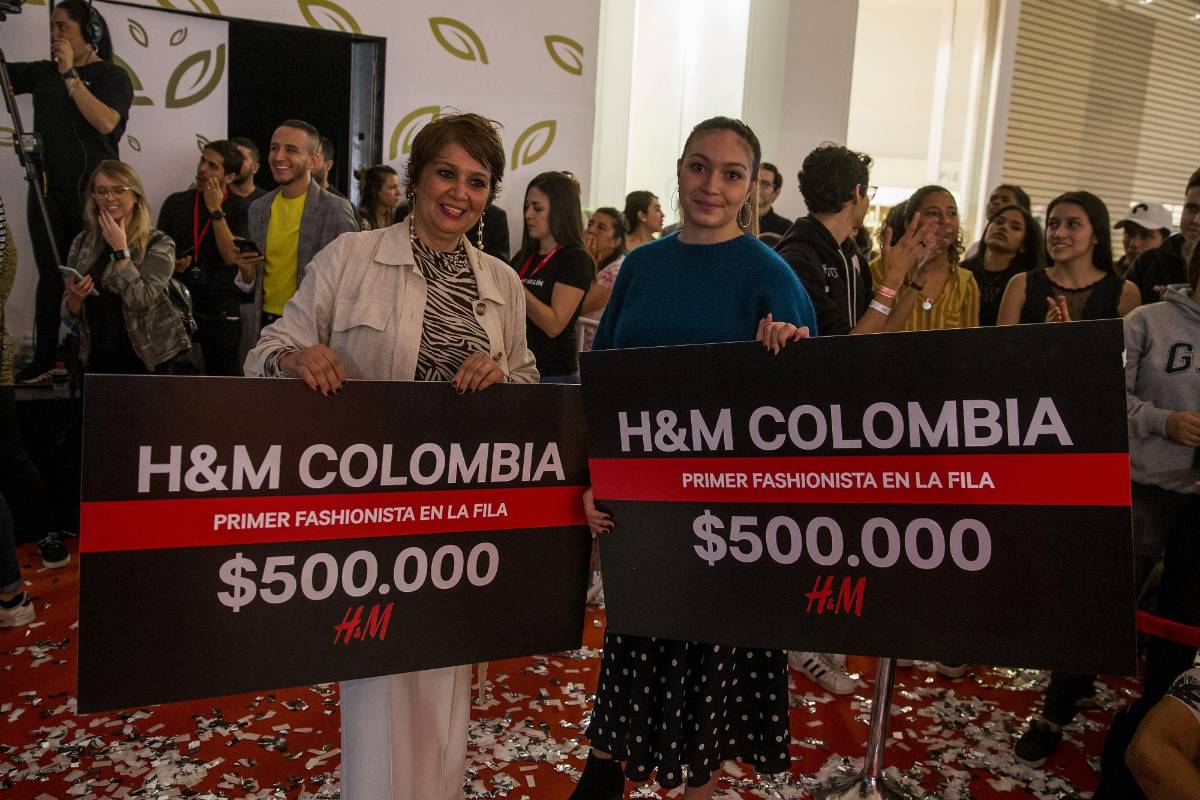 Los dos primeros en la fila recibieron bonos de 500.000 pesos y llegaron desde el pasado viernes a las 5:00 de la mañana. FOTO JULIO CÉSAR HERRERA