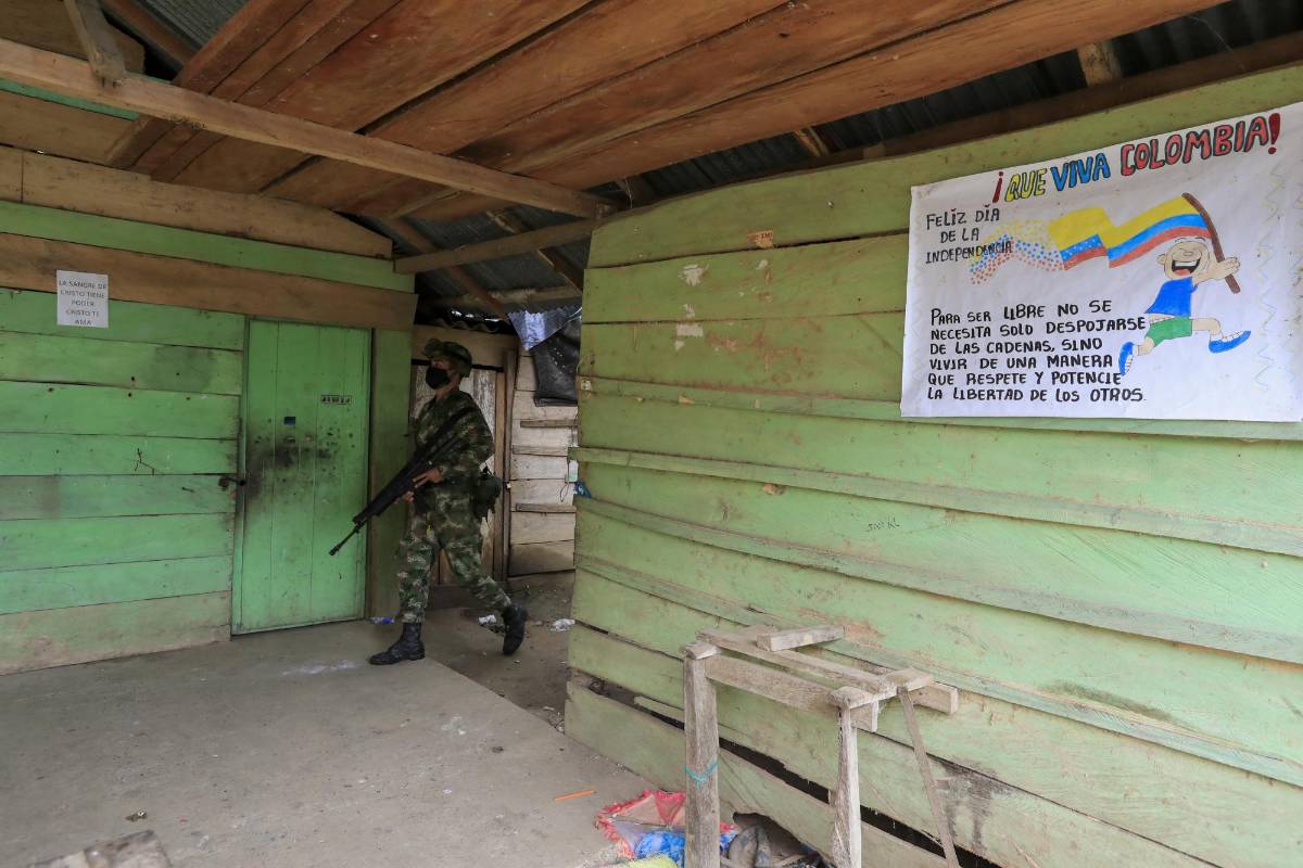 En un caserío conocido como La Isla de la Amargura de Cáceres, Antioquia, el clan del golfo amenazó a sus pobladores, todos ellos campesinos, el pasado 2 de septiembre lo que causó una salida masiva por temor a represalias de este grupo armado ilegal. Hoy este lugar está vacío. Foto: Jaime Pérez, enviado especial.