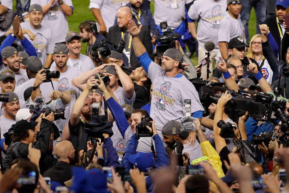 El catcher David Ross se convirtió en una de las figuras con un cuadrangular solitario. FOTO AFP