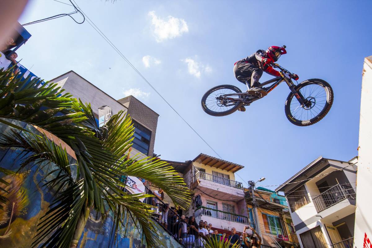 Con la realización de la carrera Downhill Challenge, la organización del Guinness World Records le concedió a Medellín el titulo de la pista urbana de ciclismo más larga del mundo. Foto: Carlos Velázquez