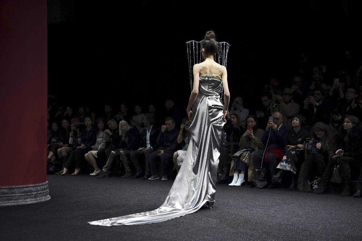 Una modelo presenta una creación de Guo Pei durante el desfile de modas de la colección de Alta Costura de Primavera y Verano 2019 en París. Foto: AFP.