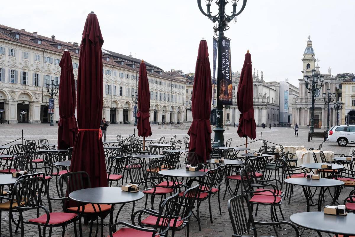 La plaza de San Carlo fue otro de los lugares turísticos de Turín con aspecto fantasmal. FOTO EFE