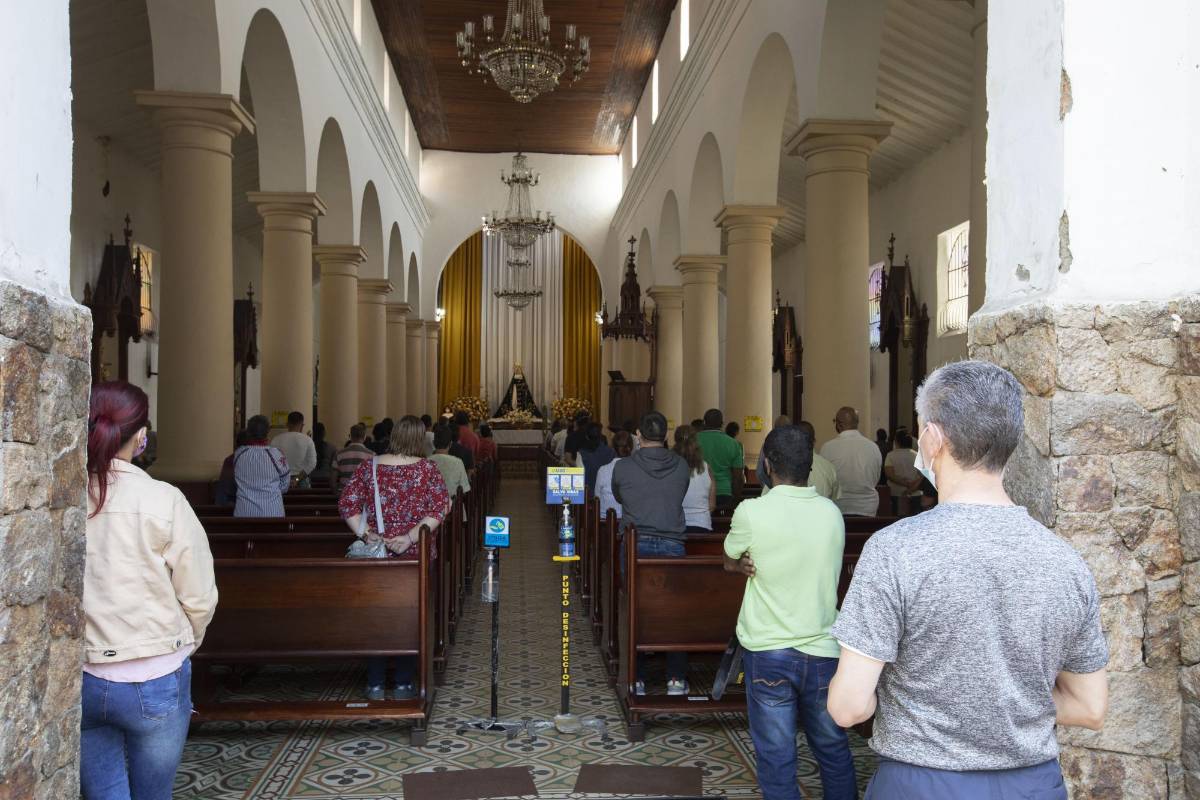 Además de la reapertura económica, los templos religiosos se suman a los lugares que, aunque limitados, permiten compartir con tapabocas y el uso de las zonas de desinfección. Foto: Edwin Bustamante
