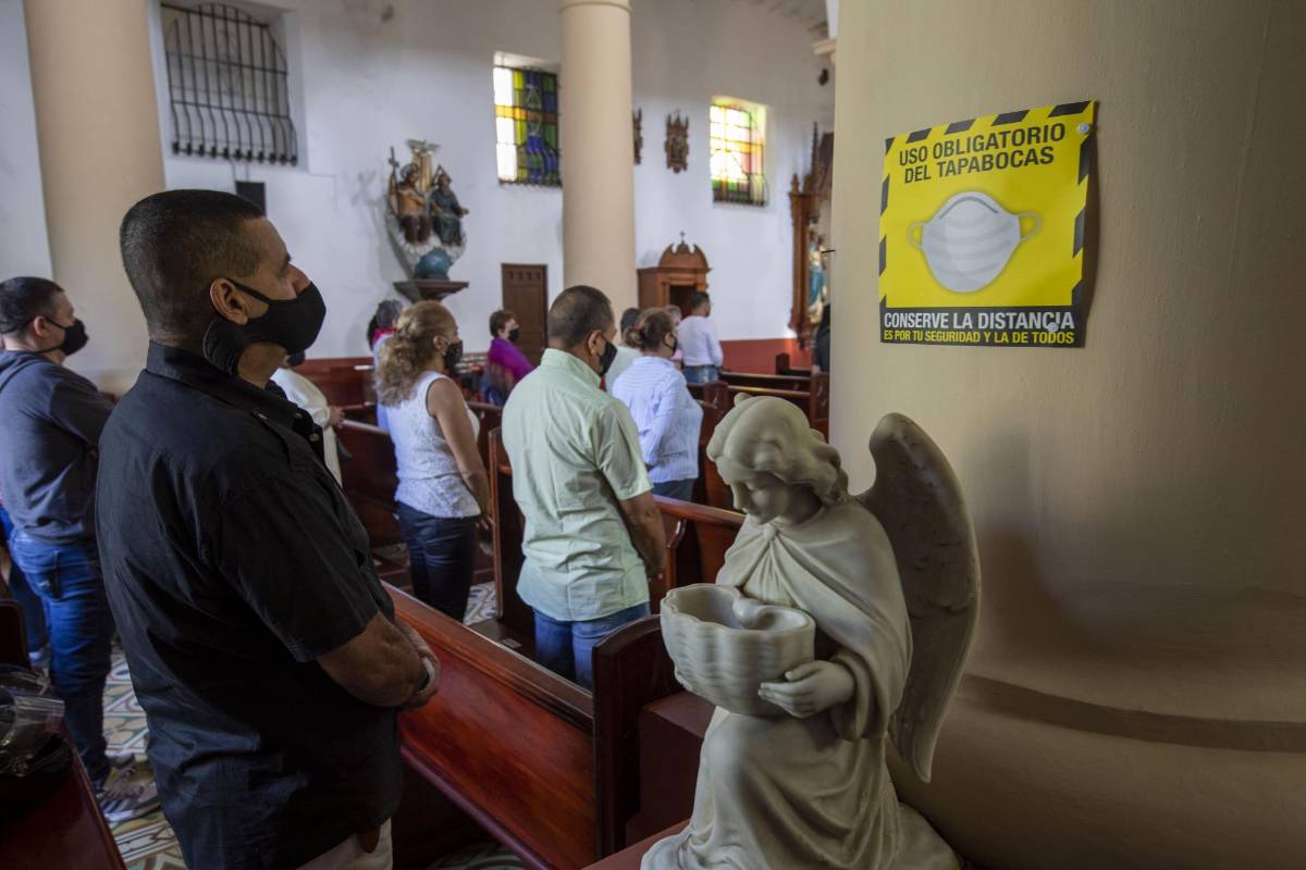 Además de la reapertura económica, los templos religiosos se suman a los lugares que, aunque limitados, permiten compartir con tapabocas y el uso de las zonas de desinfección. Foto: Edwin Bustamante
