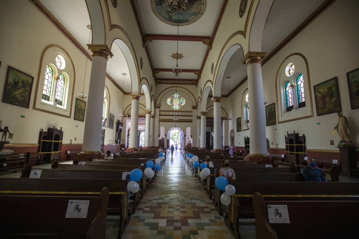 Además de la reapertura económica, los templos religiosos se suman a los lugares que, aunque limitados, permiten compartir con tapabocas y el uso de las zonas de desinfección. Foto: Edwin Bustamante