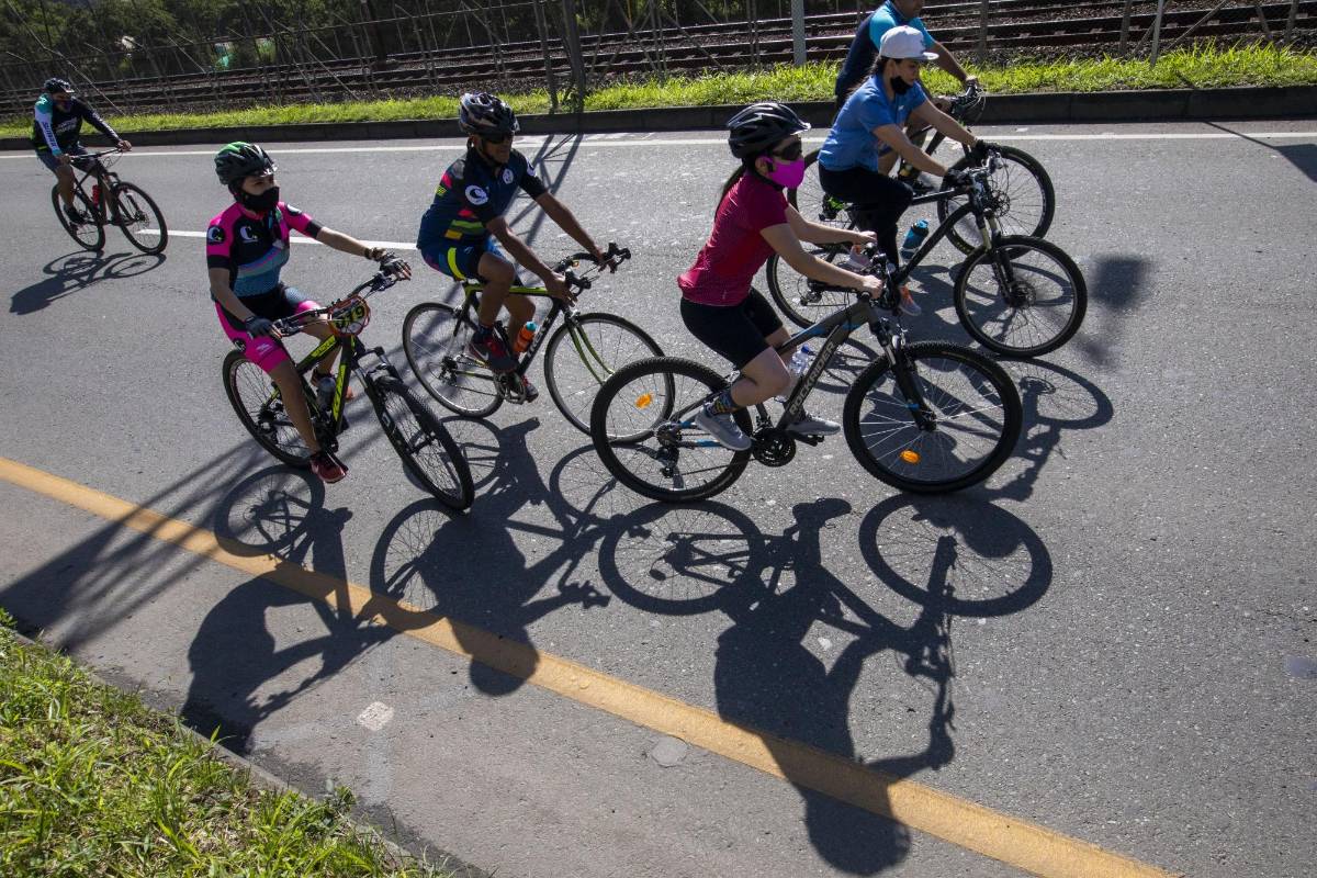 Tras más de cinco meses los paisas pueden volver a salir y hacer deporte por las tradicionales ciclovías en Medellín. FOTO EDWIN BUSTAMANTE