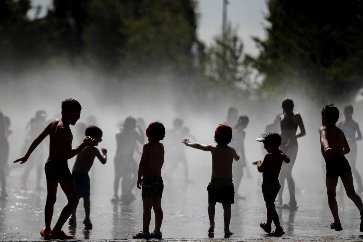 El episodio de calor intenso alcanzará su punto álgido a partir del viernes, cuando la acumulación de calor propicie que los termómetros se disparen hasta los 42 grados o más, en zonas del valle del Ebro, Madrid y áreas de la cuencas del Tajo, Guadiana y Guadalquivir. Foto: EFE