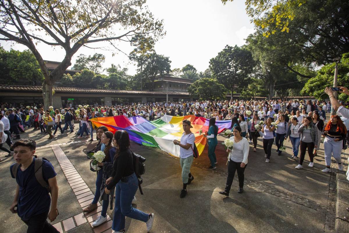 Flores y pancartas fueron llevados por la comunidad universitaria en un acto simbólico para rechazar los actos violentos.
