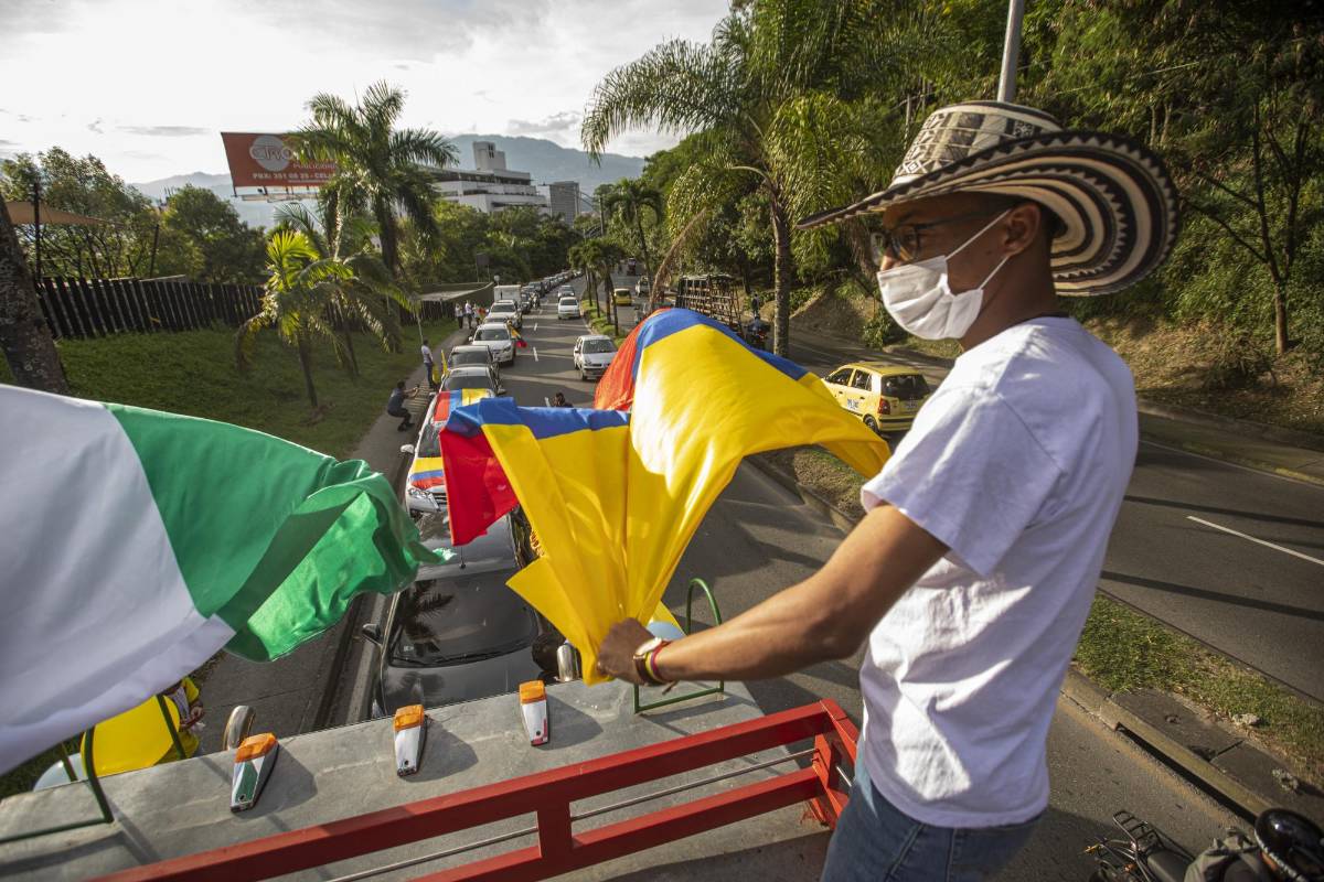 El encuentro de quienes defienden a Uribe se dio en los alrededores del centro comercial San Diego. Foto: Carlos Velásquez