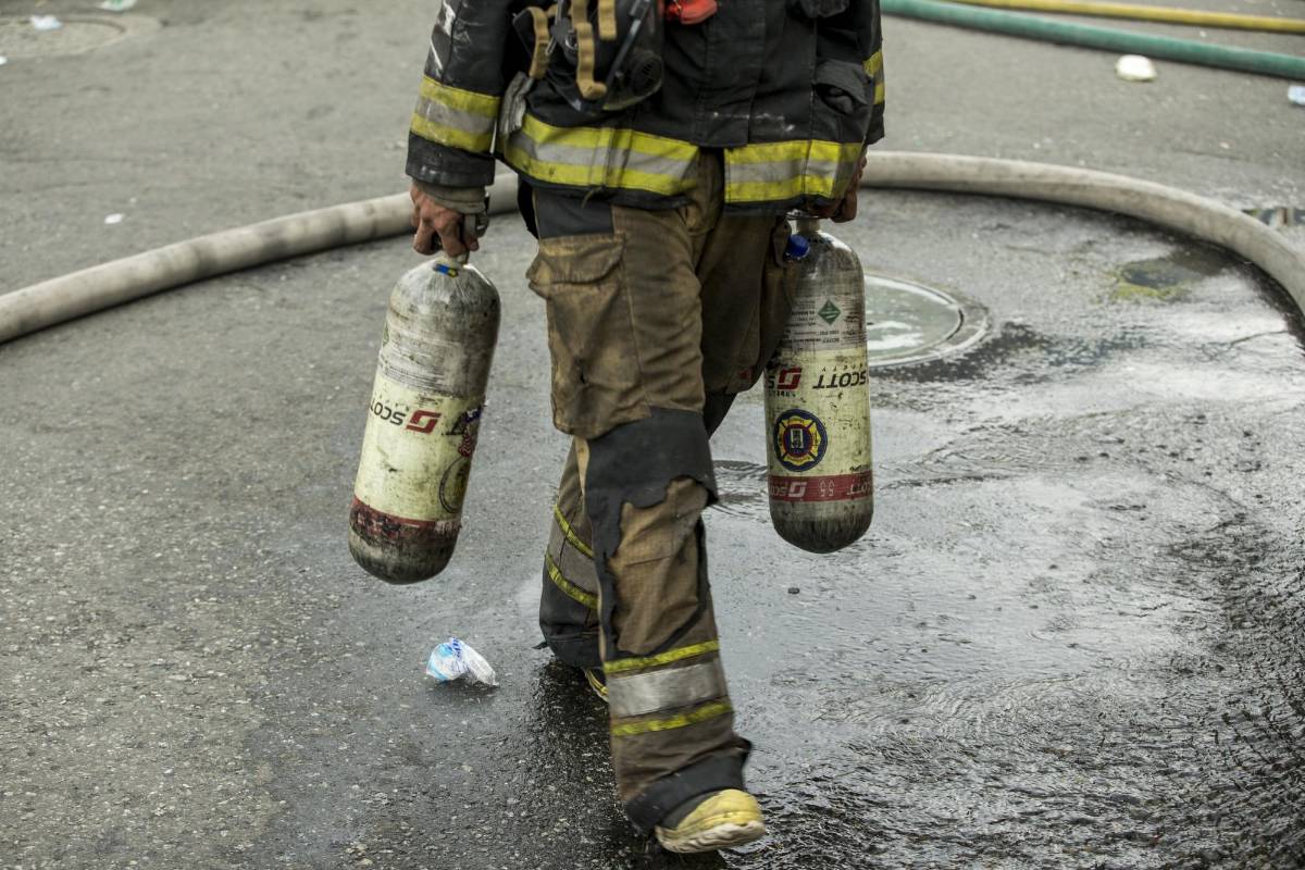 Socorristas de 4 cuerpos de bomberos del área metropolitana (Medellín, Itagüí, Envigado y La Estrella) estuvieron ayudando a apagar la conflagración. FOTO: SANTIAGO MESA. 