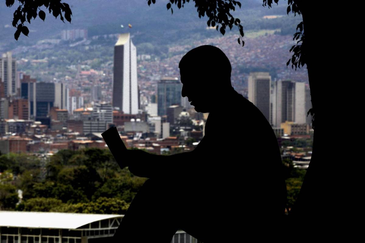 En medio de la agitada rutina de la ciudad, lectores espontáneos aprovechan un momento de calma para leer un buen libro. Foto: Manuel Saldarriaga.