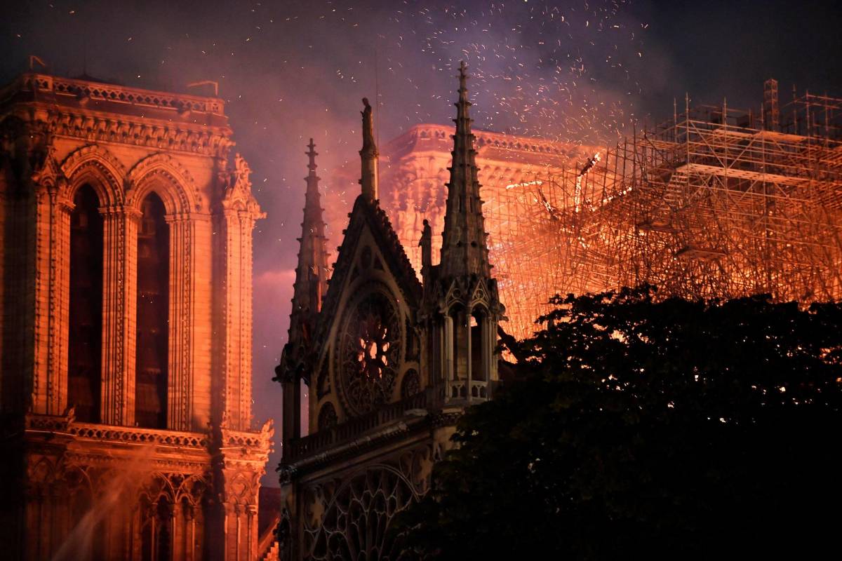 Aurora, una italiana de 33 años que vive en París desde hace cinco años, se levantó a las seis de la mañana, tomó su bicicleta y vino “como para rendir homenaje a un viejo pariente enfermo”. FOTO EFE