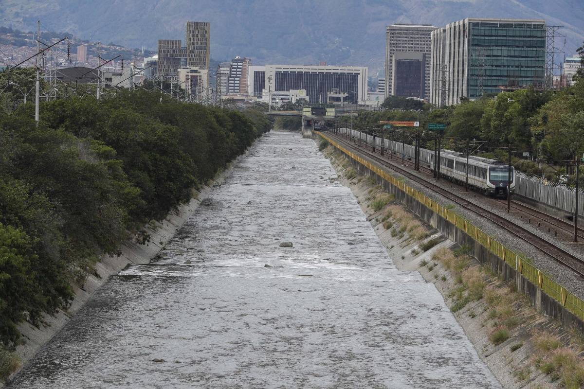 La suspensión de gran parte de la actividad comercial e industriales alivió la carga contaminante. Sin embargo según el Amva los hogares contaminan más. Estas son algunas imágenes entre el municipio de Caldas hasta el municipio de Barbosa. Foto: Manuel Saldarriaga Quintero.