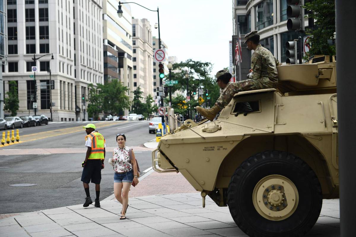 Los tanques militares, que estarán parqueados en varios puntos del centro de Washington, rompieron la cotidianidad capitalina. FOTO AFP
