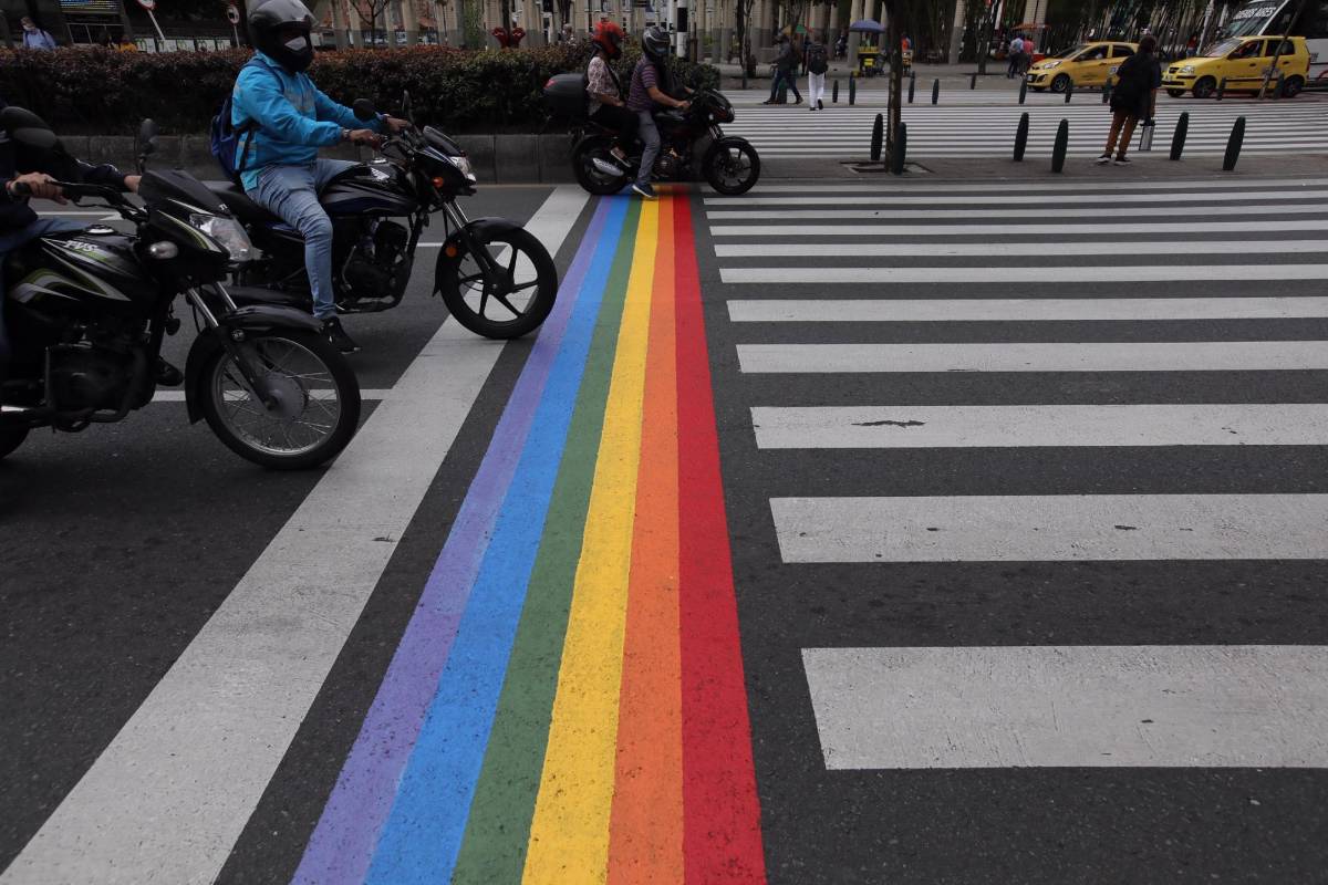 Mediante apropiaciones del espacio público se busca sensibilizar sobre temas de inclusión a la población Lgbtiq. Foto: Edwin Bustamante