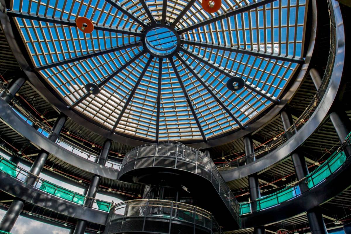 La infraestructura física de este proyecto, ubicado entre las comunas 12 y 13, tiene un avance de obra del 99 %. La componen 14 edificios, con 16 aulas convencionales y 18 aulas multipropósito. Sus instalaciones tienen equipamiento de alta tecnología y laboratorios. También se construyeron zonas deportivas y gimnasio al aire libre, además posee espacios flexibles que pueden cambiarse según la necesidad académica de la comunidad. FOTO JUAN ANTONIO SÁNCHEZ