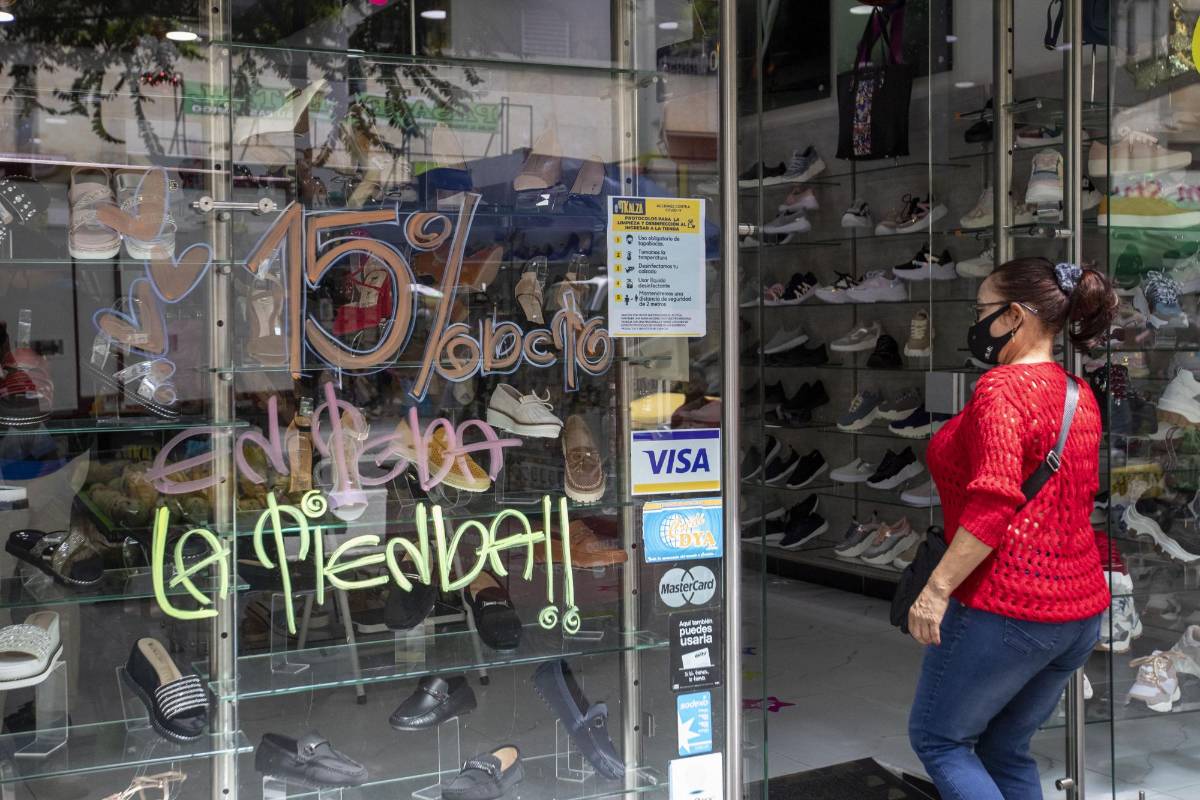 La venta de electrodomésticos, computadores y equipos de comunicaciones deberá realizarse en su totalidad de manera virtual con el fin de evitar posibles aglomeraciones en los establecimientos comerciales que generen contagios de covid-19. Foto: Jaime Pérez.